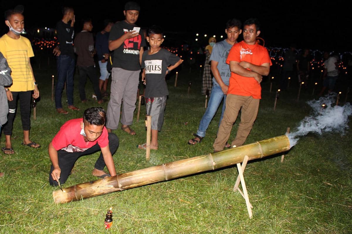 Ilustrasi tradisi ramadan yakni meriam bambu.