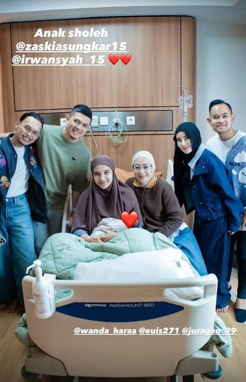 Artis Besuk Zaskia Sungkar Melahirkan (instagram.com/zaskiasungkar15)