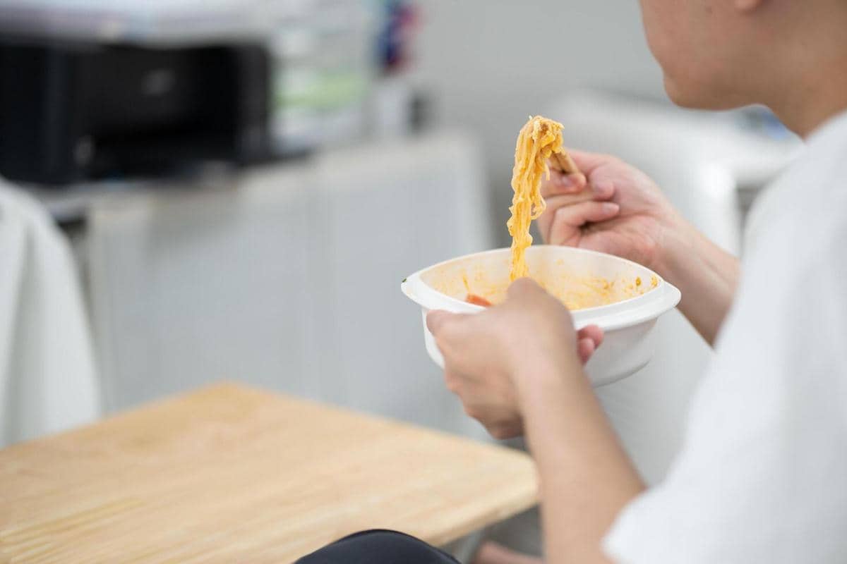 Ilustrasi makan mi instan.