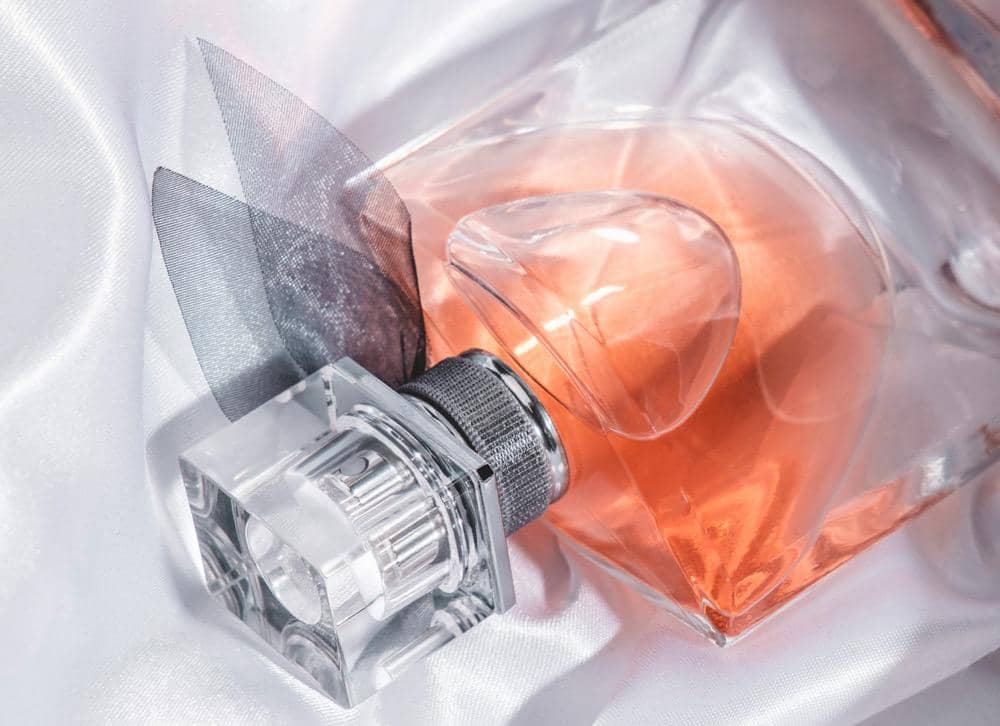 ilustrasi botol parfum