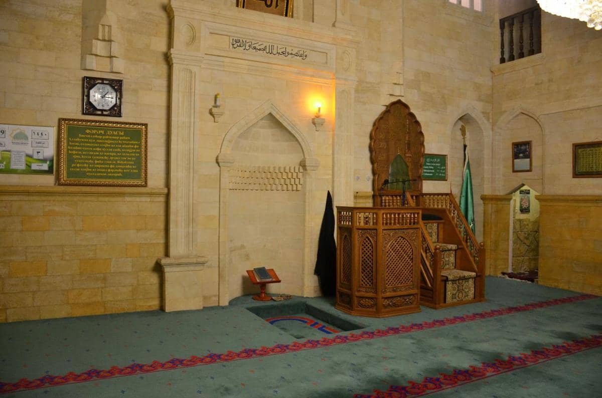Bagian dalam Masjid Juma di Derbent, Dagestan, Rusia.