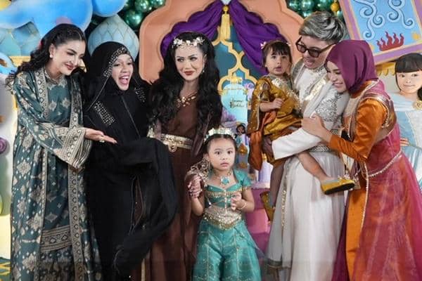 7 Potret Keluarga Atta-Aurel di Pesta Ulang Tahun Ke-4 Ameena