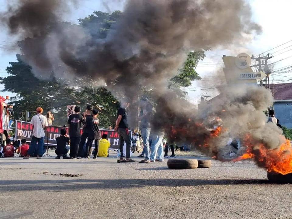 Massa aksi membolakde ruas jalan di Desa Senga Selatan, Kecamatan Belopa, Kabupaten Luwu, Senin (26/1/2026) (Dokumentasi warga).