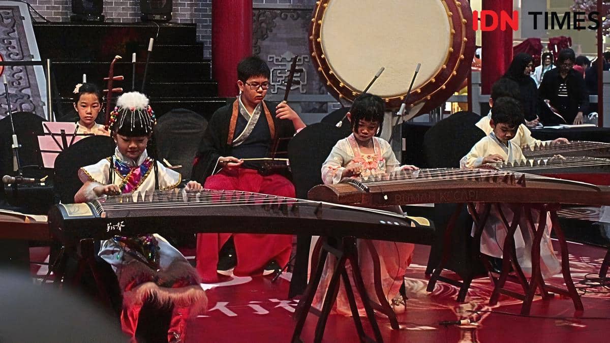 Foto Sejumlah Anak Tampil Memainkan Alat Musik Tradisional Tiongkok saat Konser Imlek oleh Rumah Kecapi di Grand Atrium Pakuwon Mall Surabaya