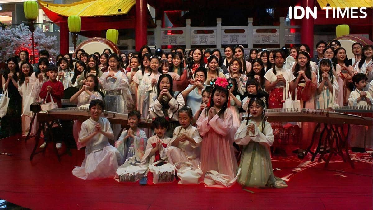 Foto Seluruh Pemain Musik Dalam Konser Rumah Kecapi