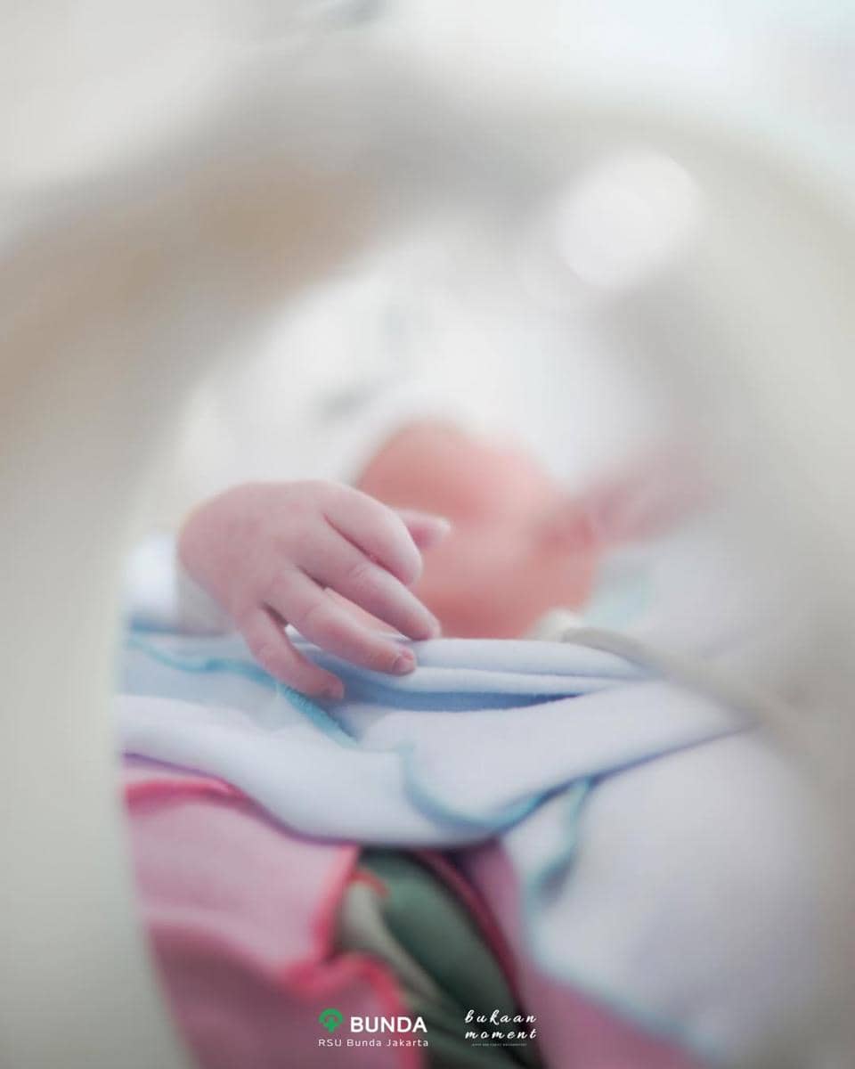 Zaskia Sungkar melahirkan