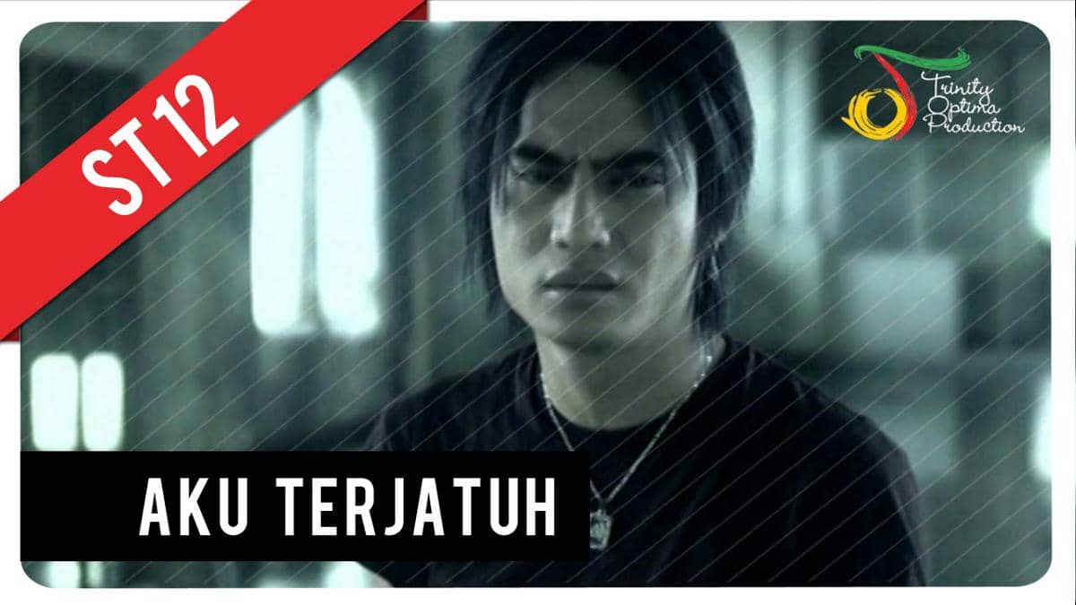 cuplikan video klip "Aku Terjatuh"