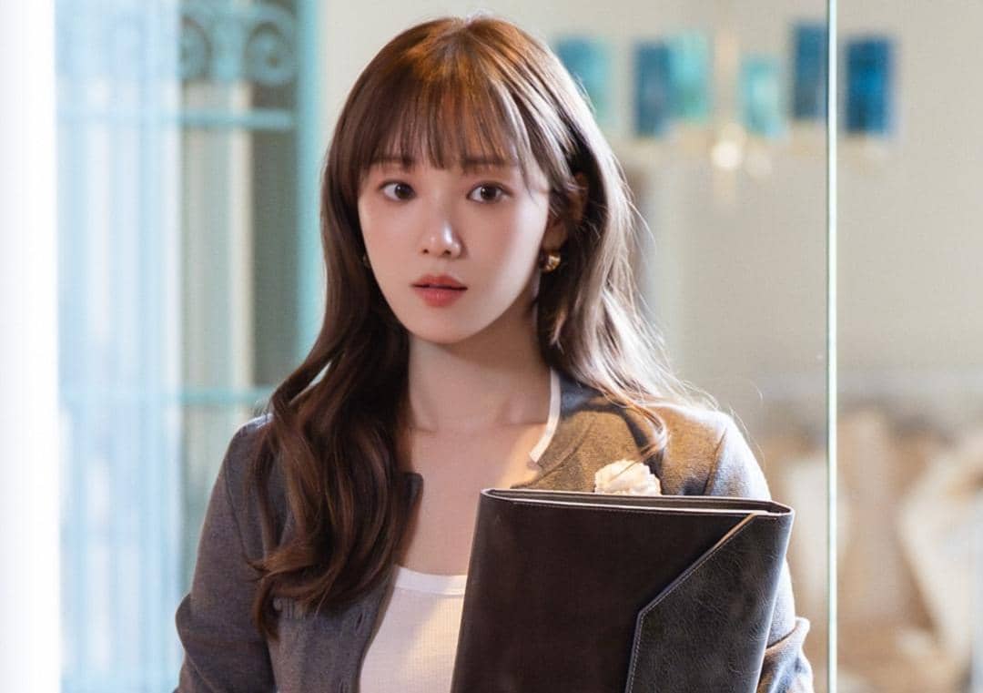 Lee Sung Kyung di drama In Your Radiant Season