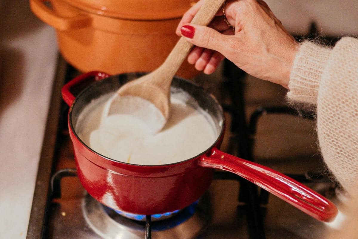 ilustrasi mengaduk agar-agar 