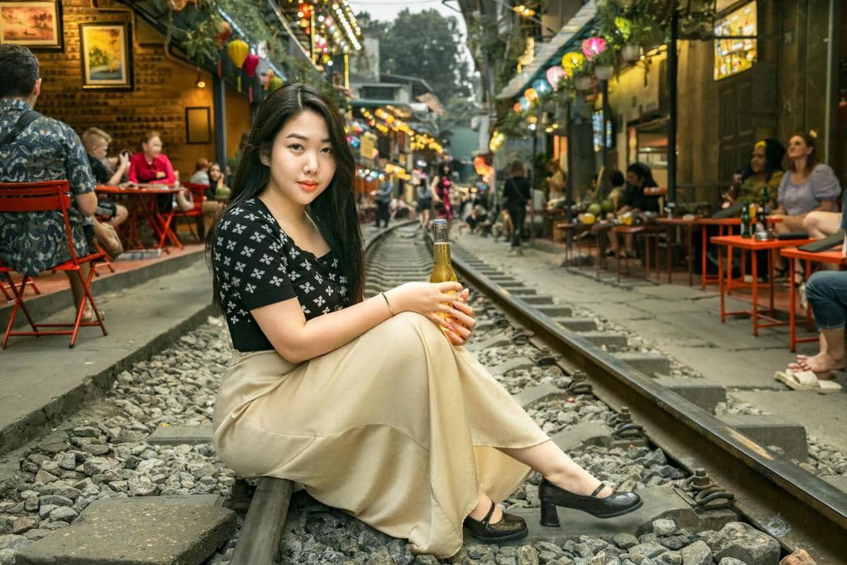 Ilustrasi suasana liburan di Hanoi, Vietnam, dengan pemandangan kota yang menggambarkan perjalanan wisata.