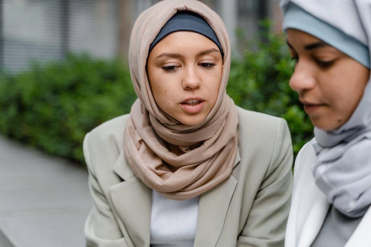 ilustrasi wanita berhijab sedang berbicara kepada temannya