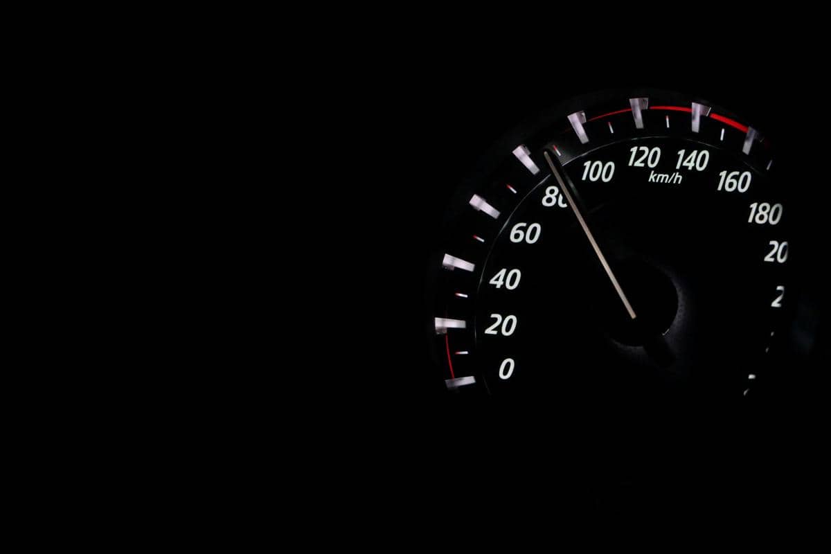 Ilustrasi kondisi speedometer mobil yang sedang berkendara cukup agresif 