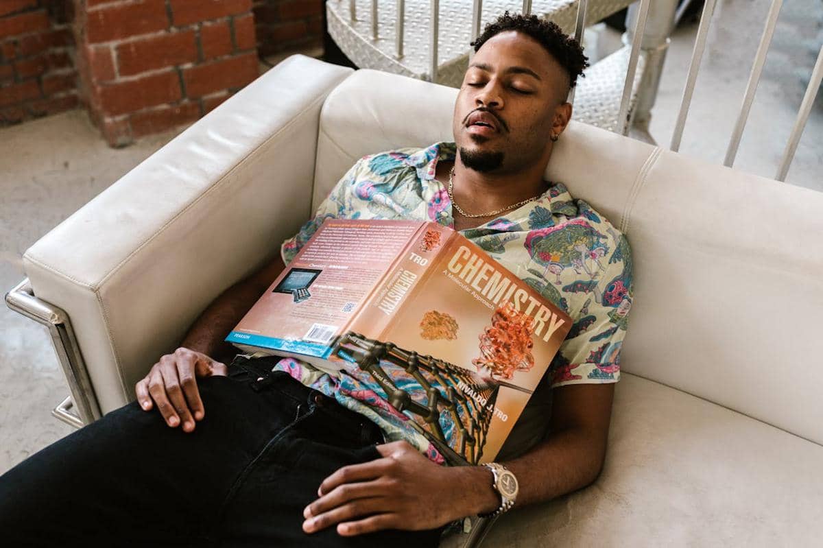 ilustrasi tidur duduk bersandar