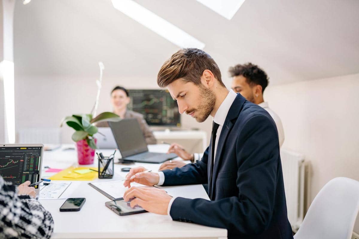 ilustrasi laki-laki bekerja