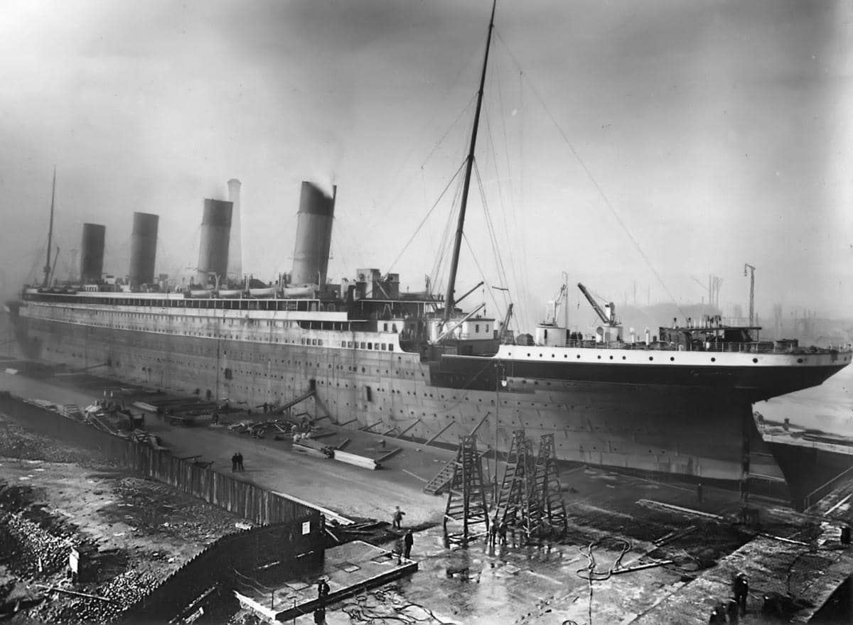 potret Kapal RMS Titanic yang sedang diselesaikan di Thompson Graving Dock, Belfast, Irlandia Utara pada tahun 1912 sebelum pelayaran perdananya