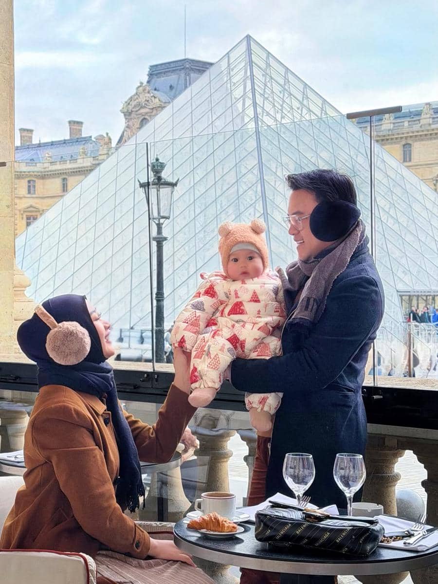 Danang DA ajak Keluarga Jalan-jalan di Paris