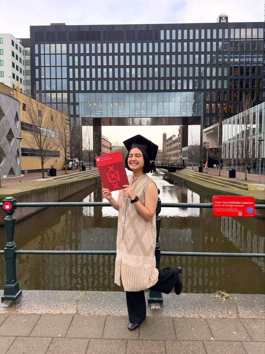 Rachel Amanda saat ambil ijazah S2 di Amsterdam