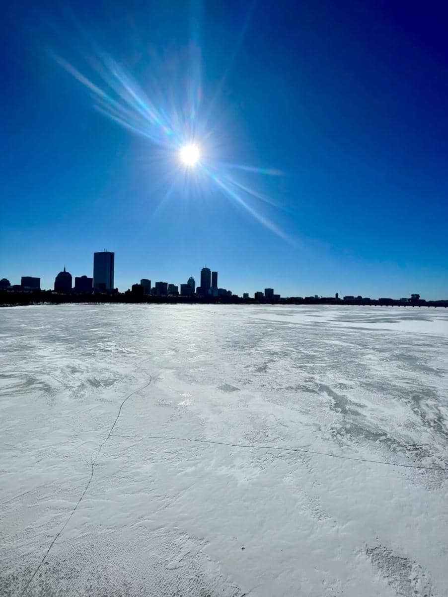 Aurora Ribero jalan-jalan di Sungai Charles, Boston