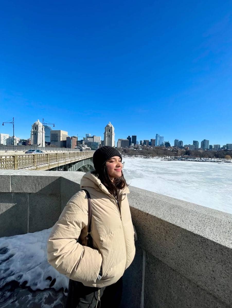 Aurora Ribero jalan-jalan di Sungai Charles, Boston