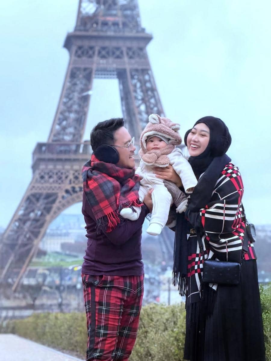 Danang DA ajak Keluarga Jalan-jalan di Paris