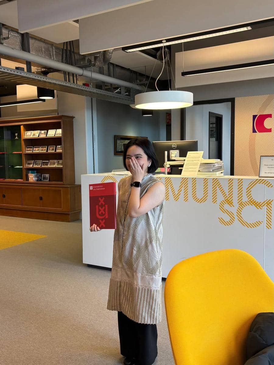 Rachel Amanda saat ambil ijazah S2 di Amsterdam