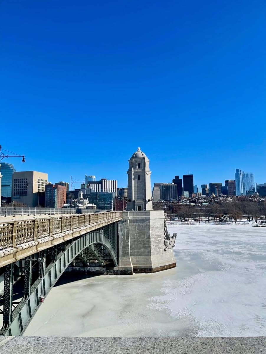 Aurora Ribero jalan-jalan di Sungai Charles, Boston