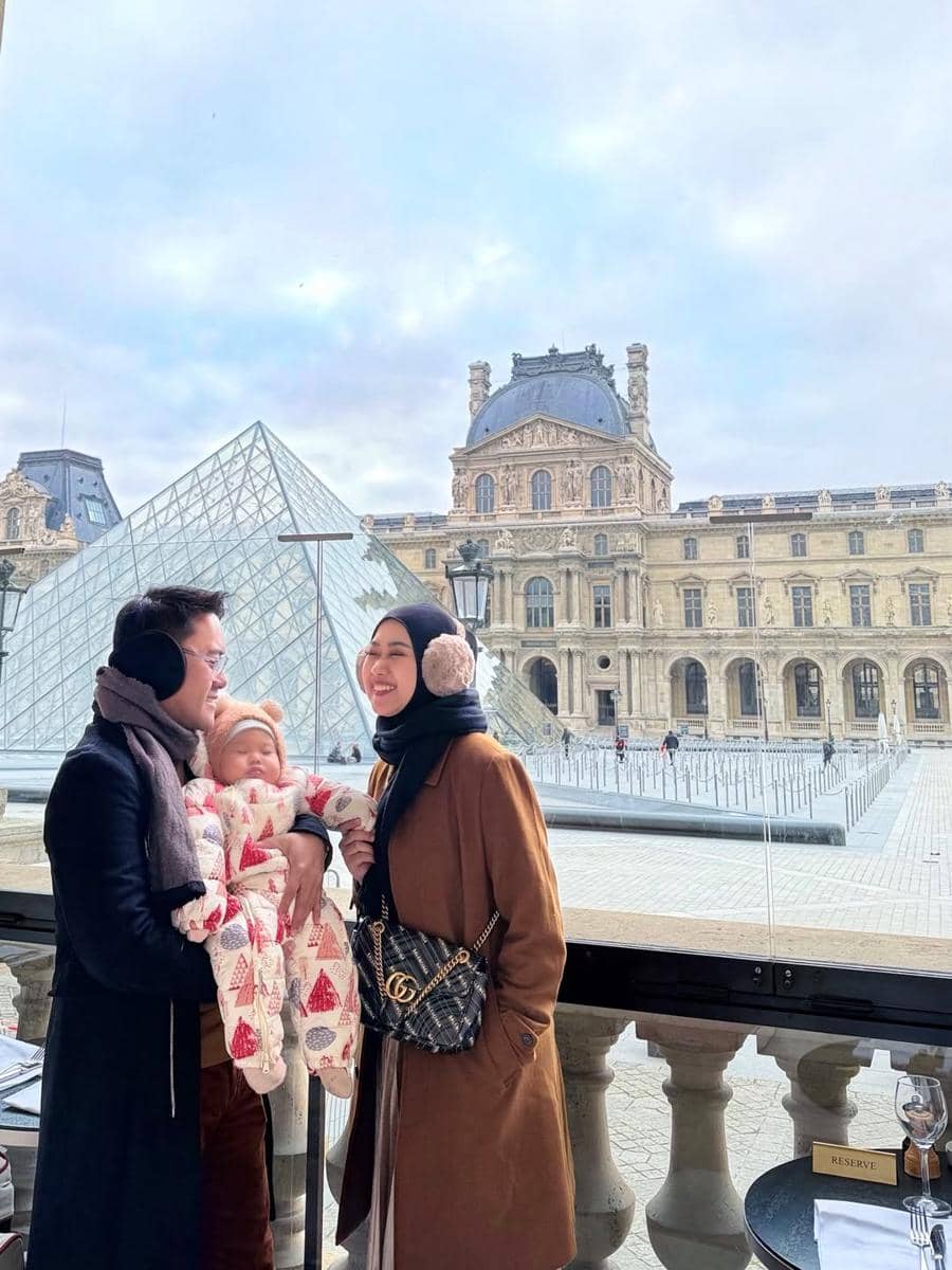 Danang DA ajak Keluarga Jalan-jalan di Paris