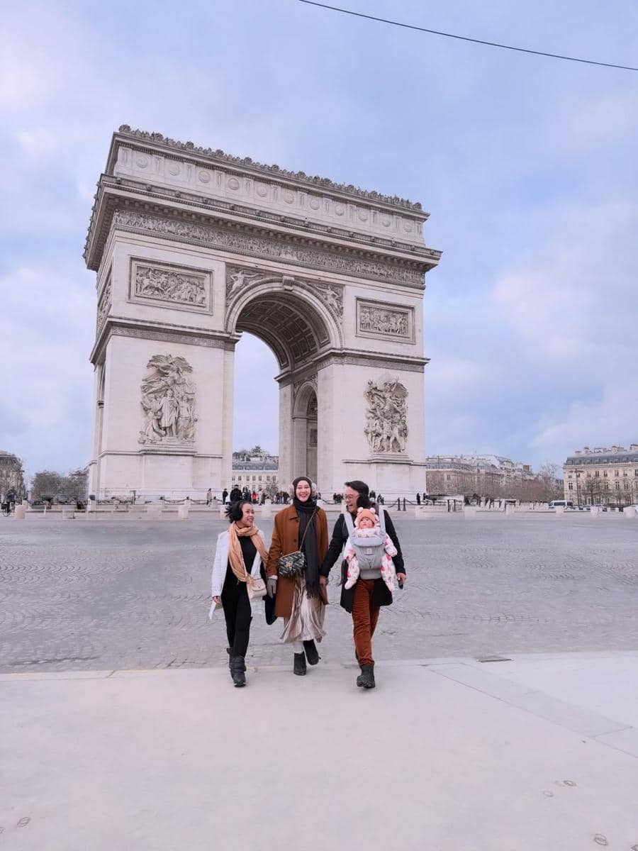 Danang DA ajak Keluarga Jalan-jalan di Paris