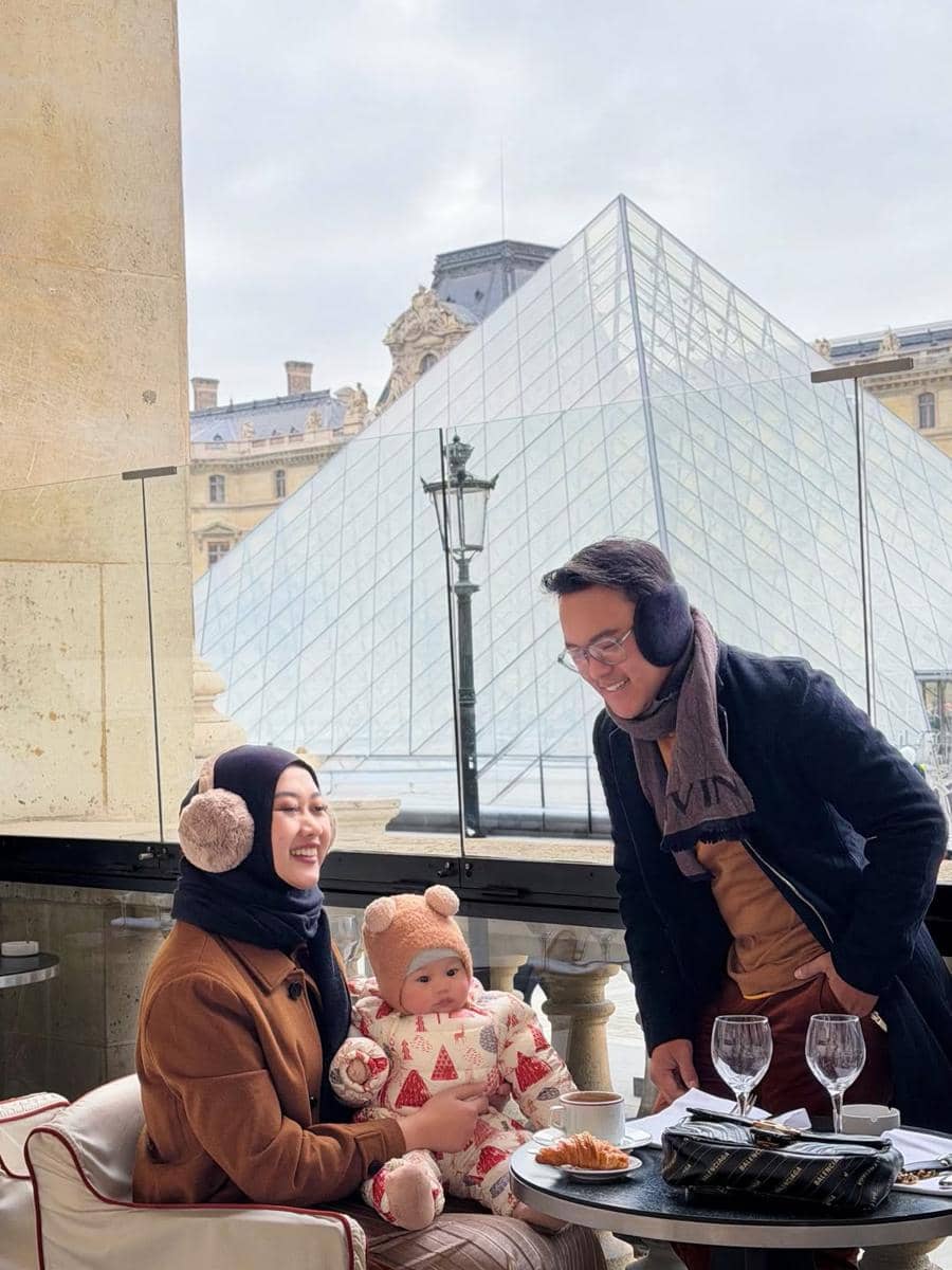 Danang DA ajak Keluarga Jalan-jalan di Paris