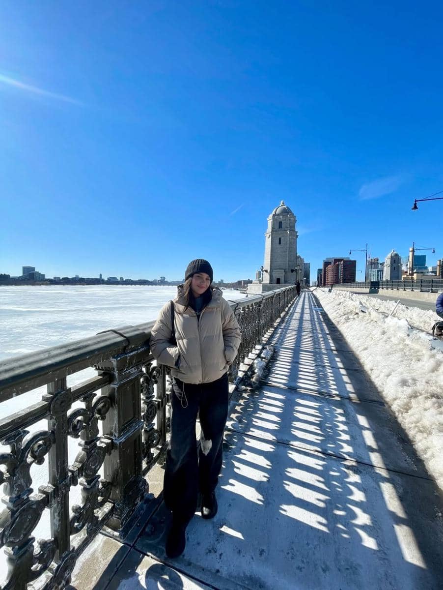 Aurora Ribero jalan-jalan di Sungai Charles, Boston