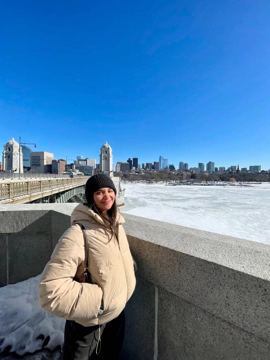 Aurora Ribero jalan-jalan di Sungai Charles, Boston