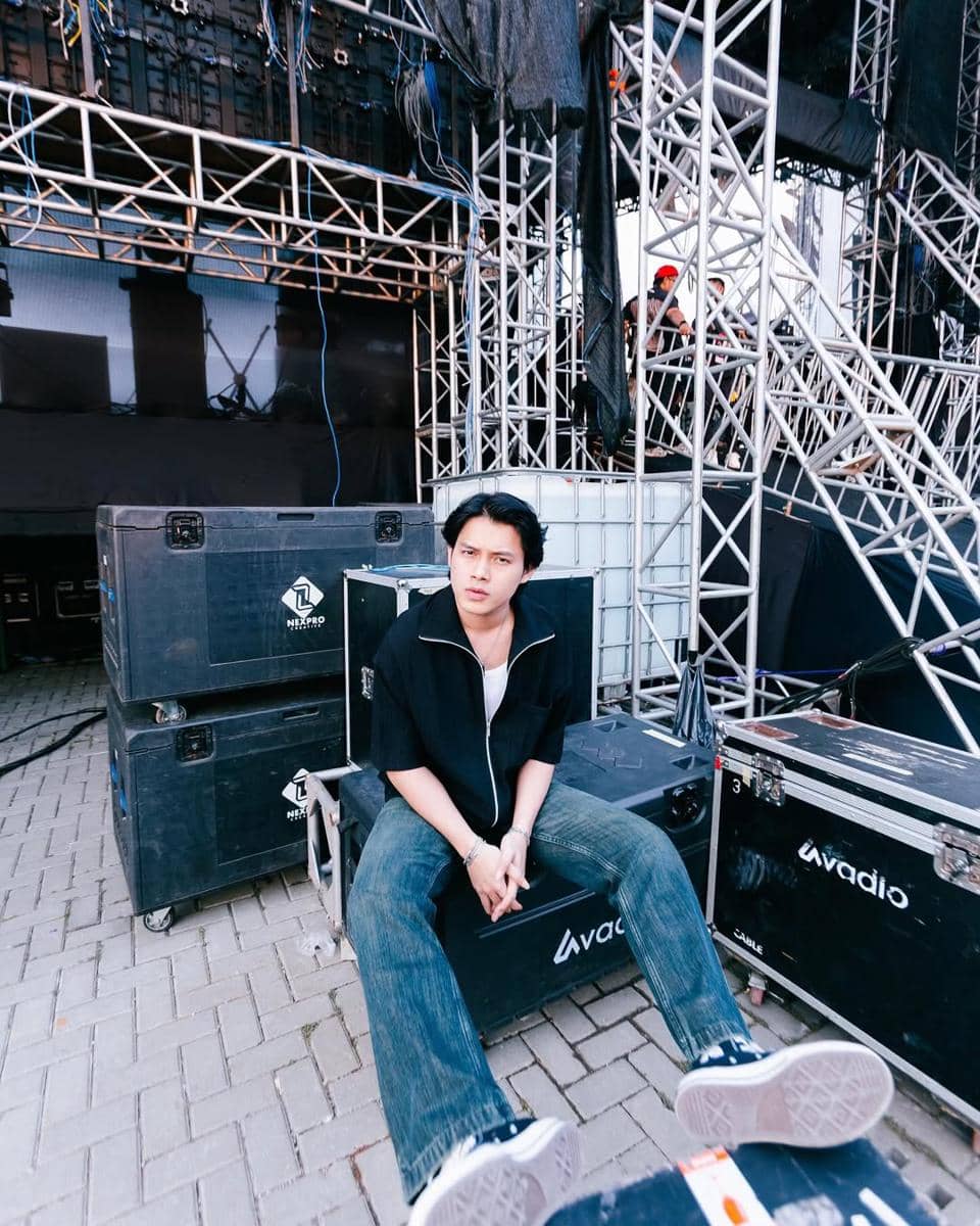 Outfit Rony Parulian