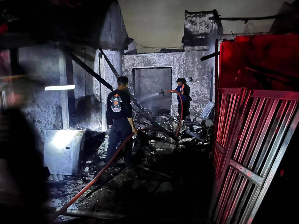 Ketiduran Saat Masak Air Gula, Rumah di Tabanan Hangus Terbakar