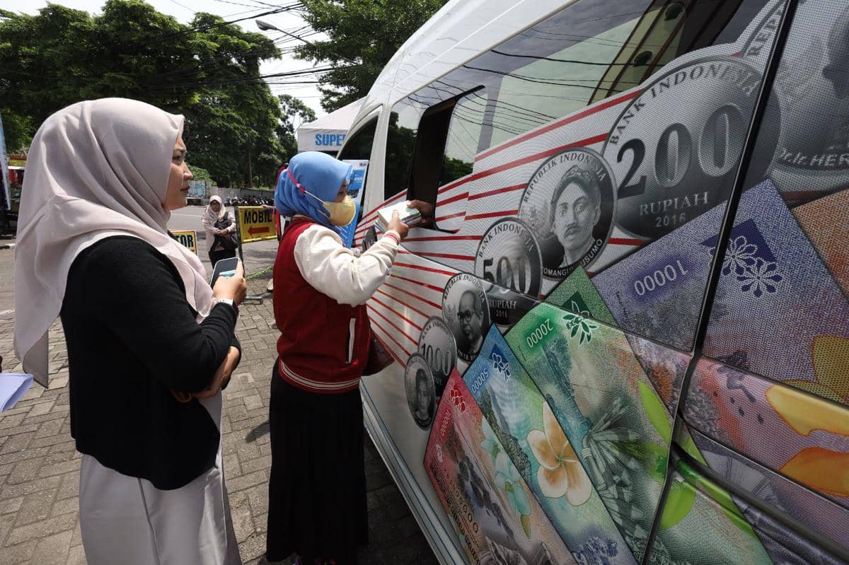 Ilustrasi warga antre menukarkan uang baru pada mobil kas keliling Bank Indonesia saat kegiatan bertajuk Semarak Rupiah Ramadhan dan Berkah Idul Fitri (Serambi). (ANTARA FOTO/Prasetia Fauzani)