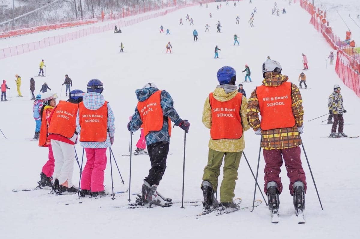 Potret pemain ski pemula akan berlatih