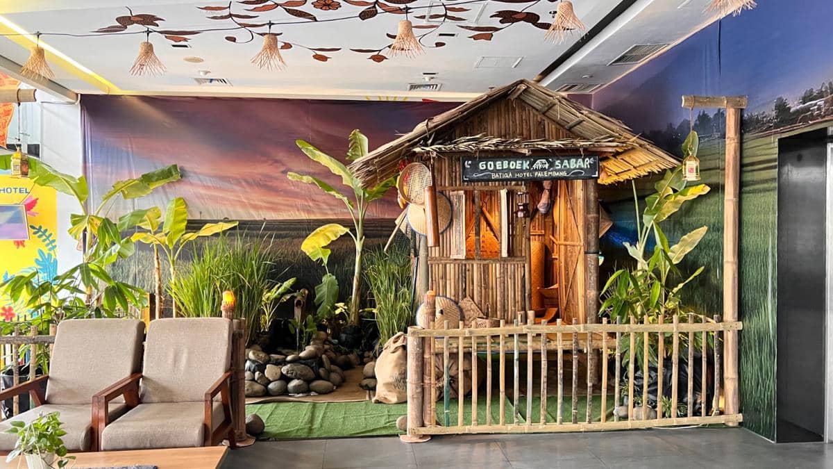 Dekorasi pedesaan tempo dulu di BATIQA Hotel Palembang