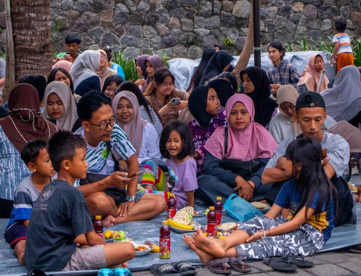 Di Bawah Langit Senja, Ribuan Hati Berbuka Bersama