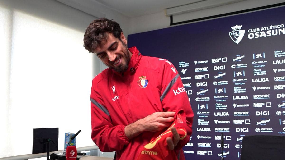 Pemain CA Osasuna, Alejandro Catena mendapat kejutan manis dari bintang Persija, Jordi Amat