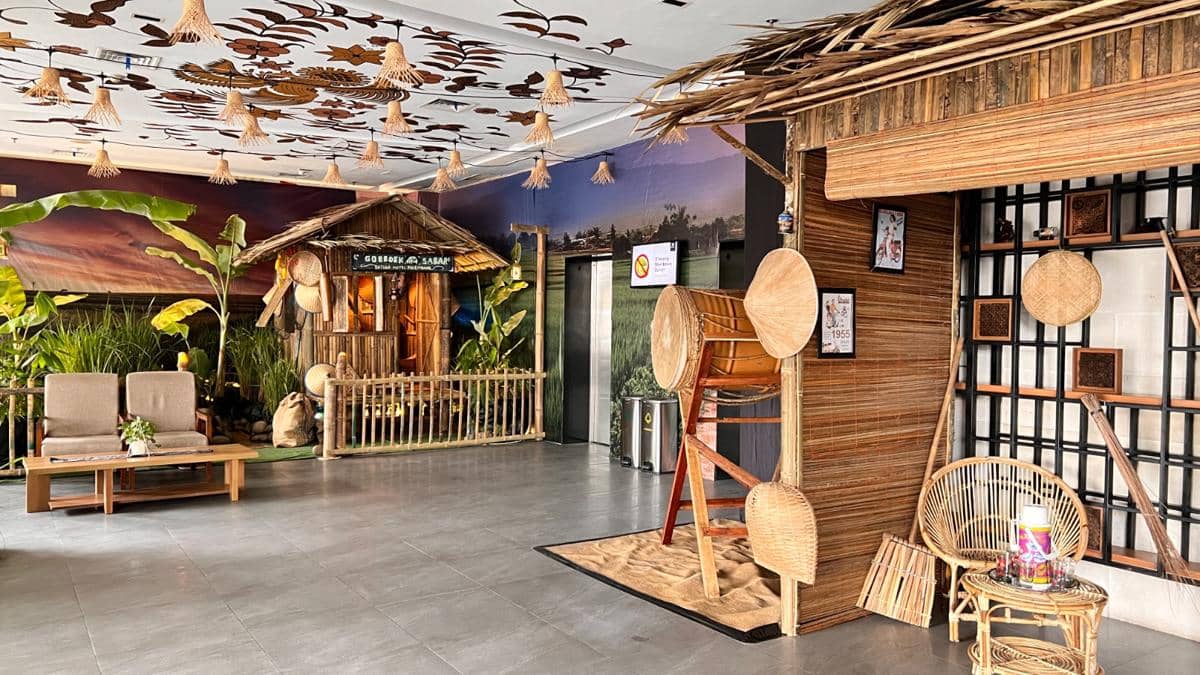 Dekorasi pedesaan tempo dulu di BATIQA Hotel Palembang