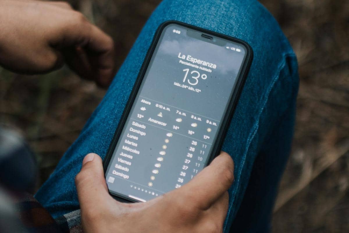 Potret orang melihat prakiraan cuaca