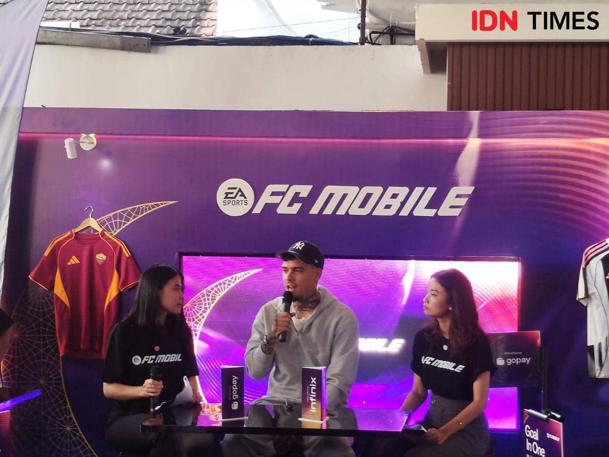 Shayne Pattynama Ikut Ngabuburit di M Bloc Sambil Main FC Mobile