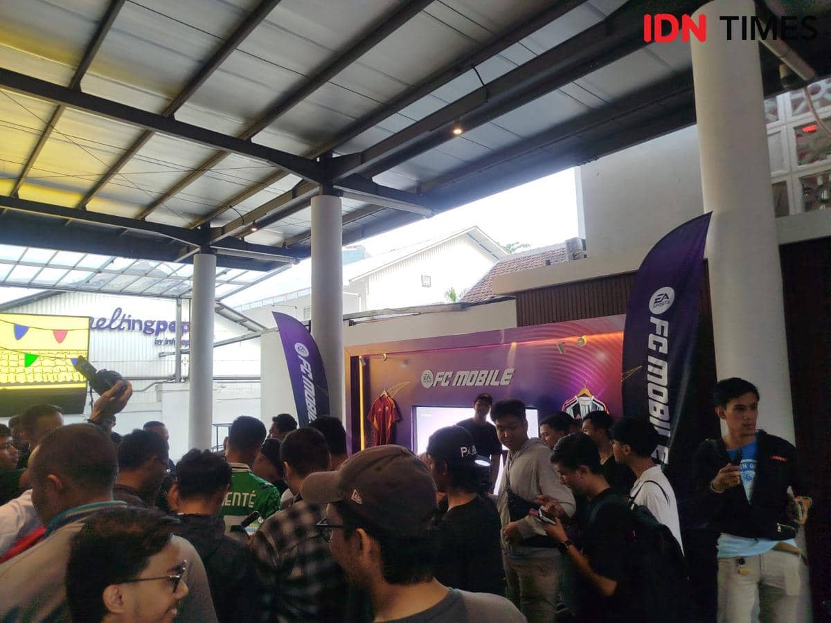 Shayne Pattynama ikut ngabuburit bersama FC Mobile di M Bloc