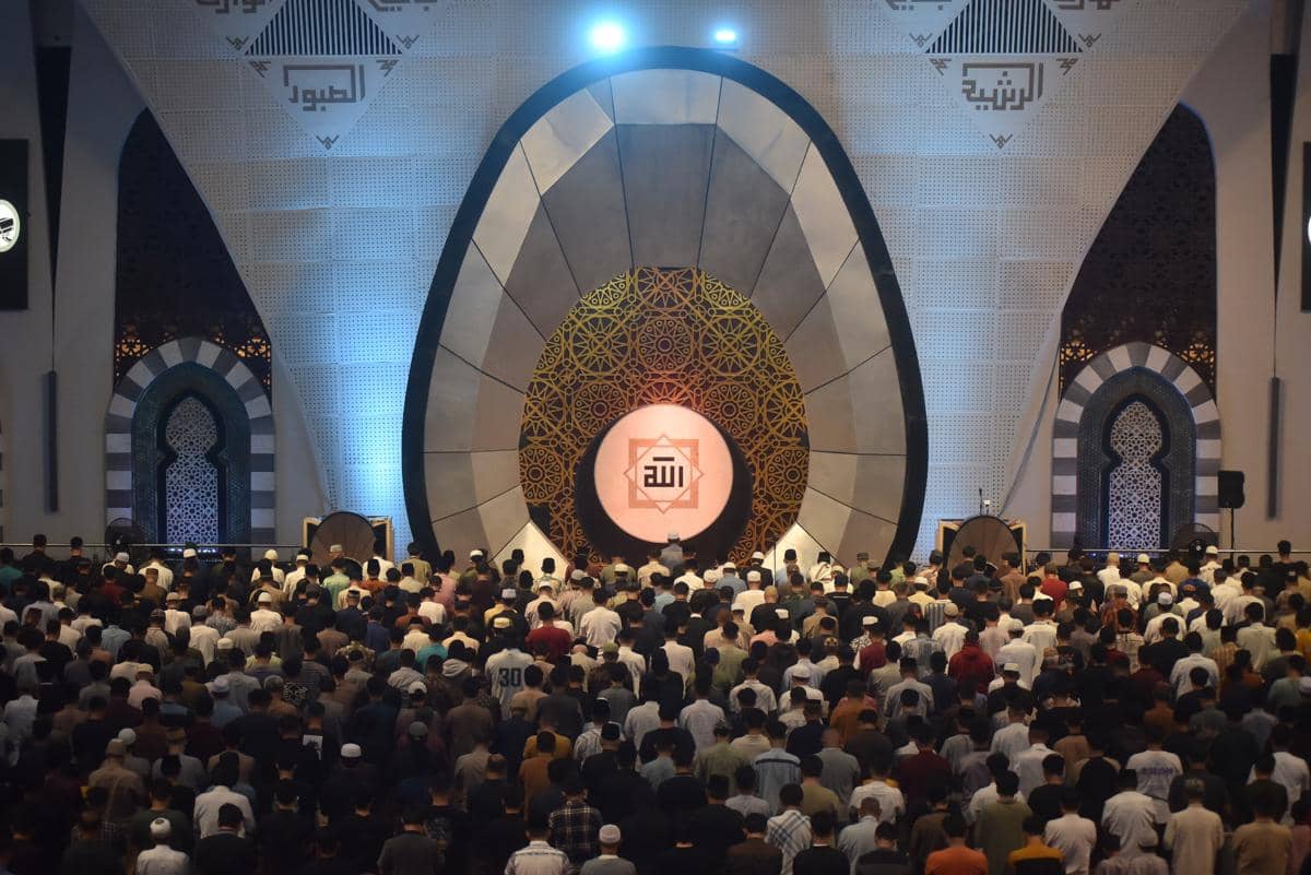 Ilustrasi umat Islam melaksanakan Shalat Tarawih. (ANTARA FOTO/Fitra Yogi)