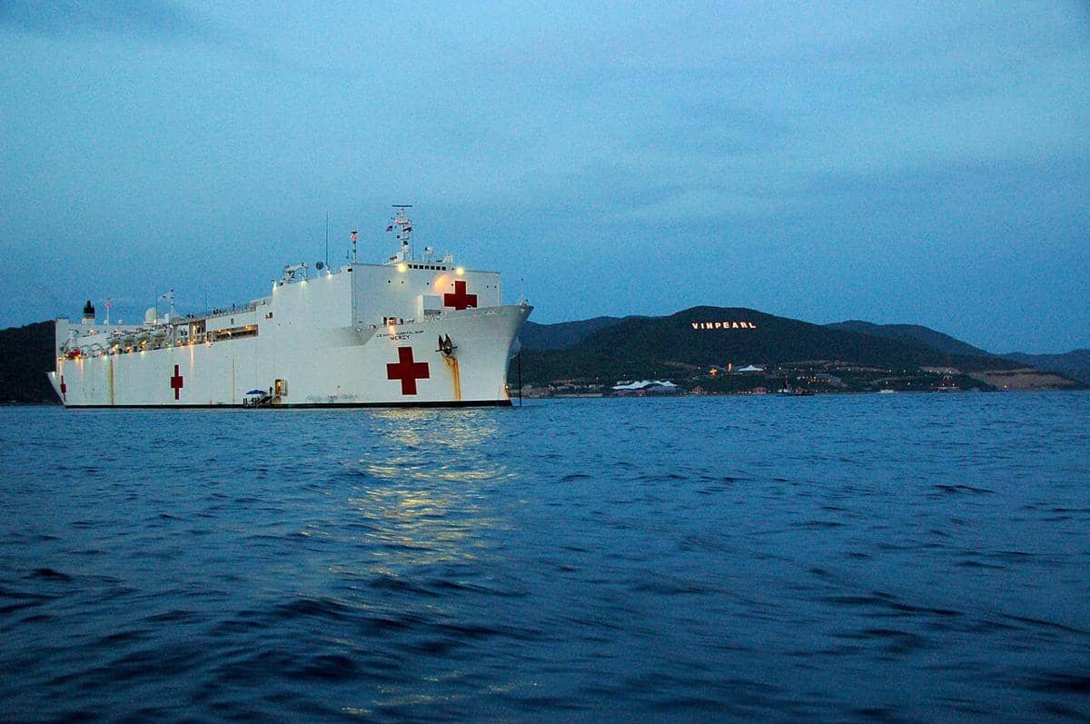 Kapal rumah sakit USNS Mercy sedang berlayar di laut.