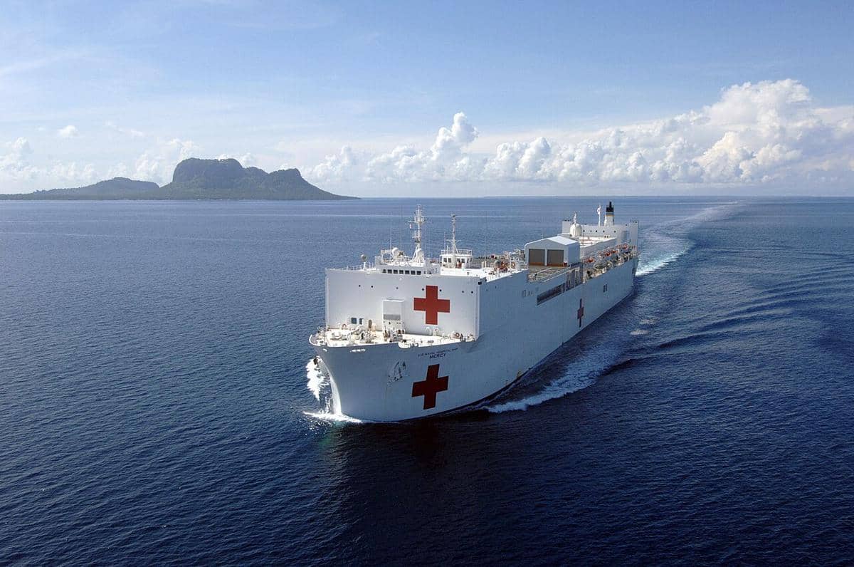 Kapal rumah sakit USNS Mercy sedang berlayar di laut.