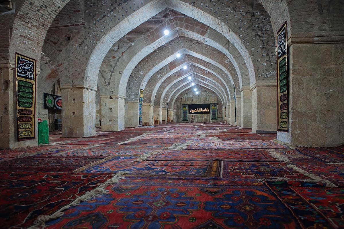Bagian dalam Masjid Juma di Derbent, Rusia. 
