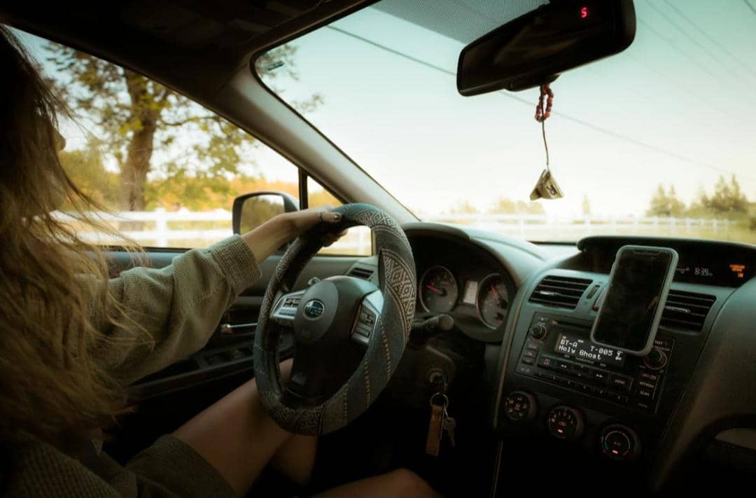 5 Kebiasaan Buruk saat Mengemudi Mobil yang Harus Dihindari