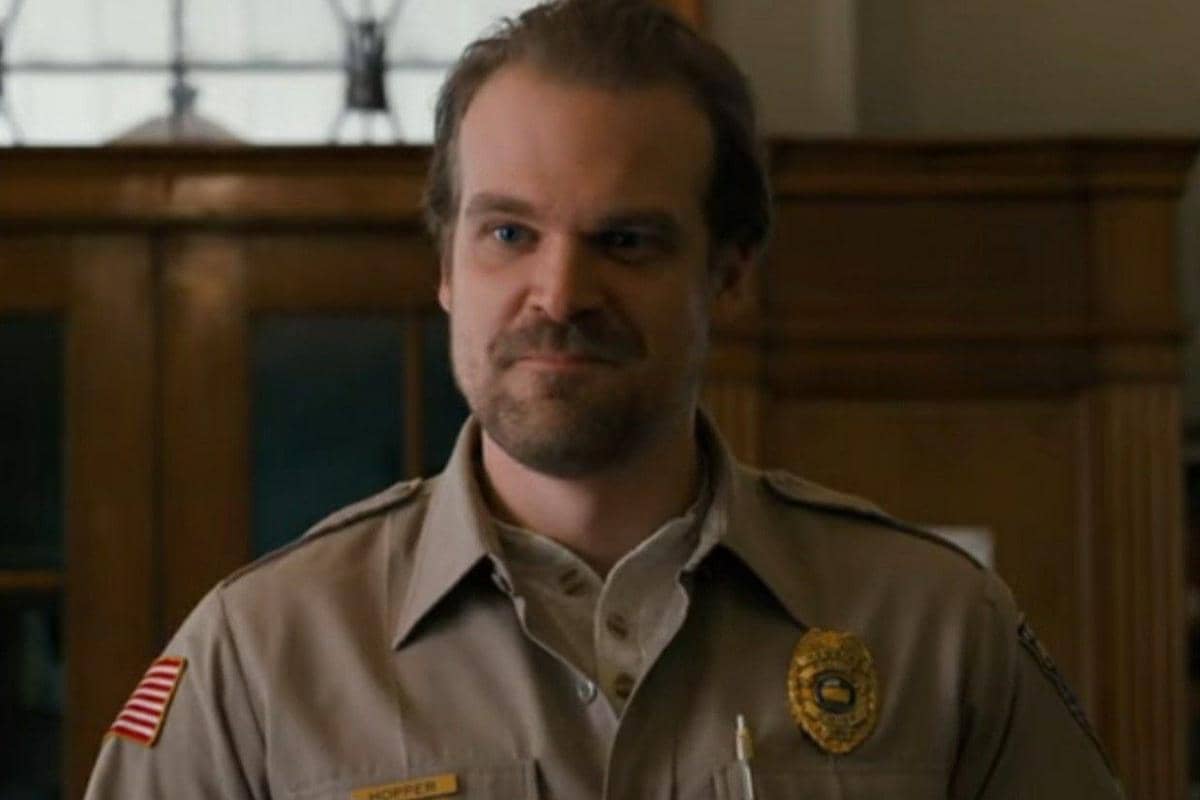cuplikan adegan Jim Hopper dalam Stranger Things