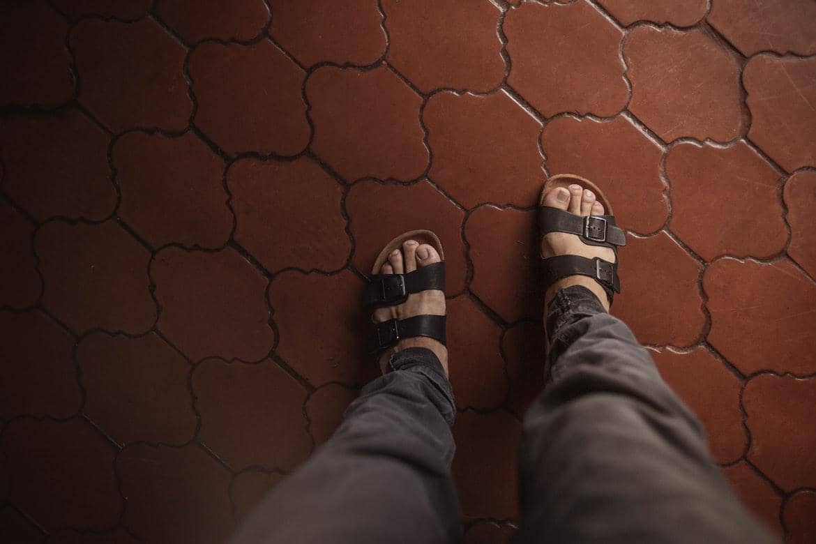 4 Rekomendasi Sandal Slip On yang Nyaman Digunakan untuk Tarawih