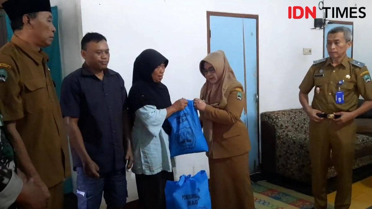 Bupati Magetan, Nanik Sumantri serahkan bantuan sembako kepada orang tua korban Kecelakaan kerja. IDN Times/Riyanto.